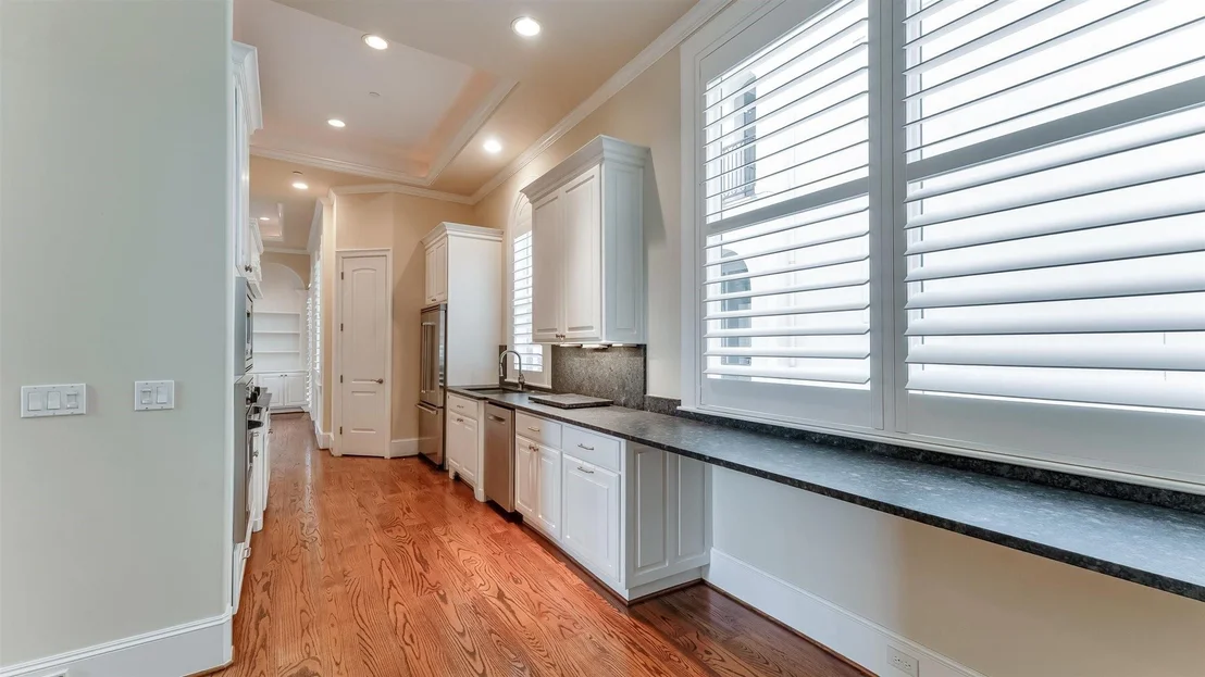Photo of Unit E at 1700 Sunset Boulevard