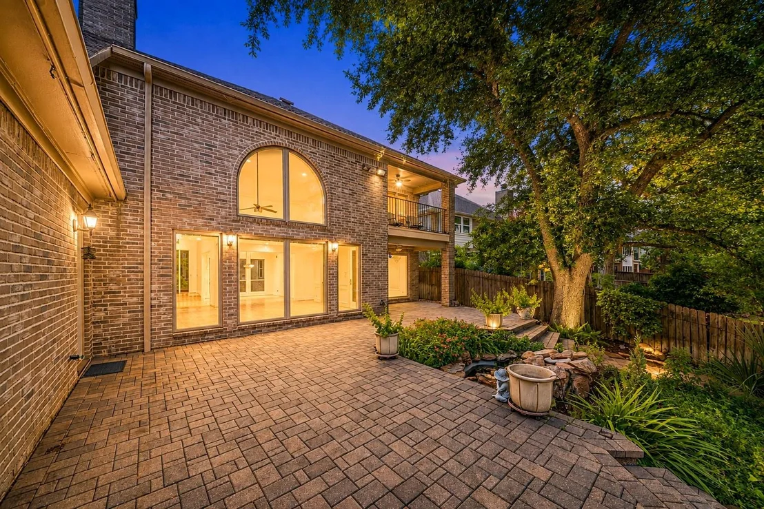 Photo of 407 Lakeside Boulevard