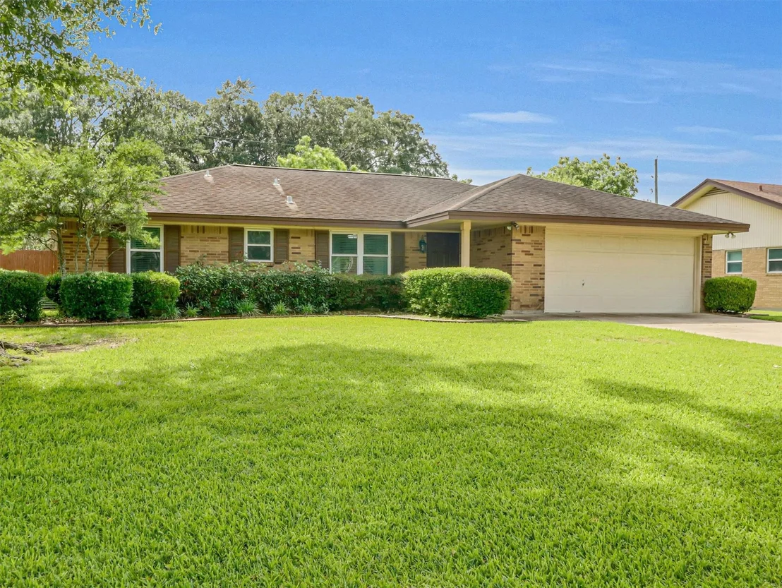 Photo of 805 Bluebonnet Lane