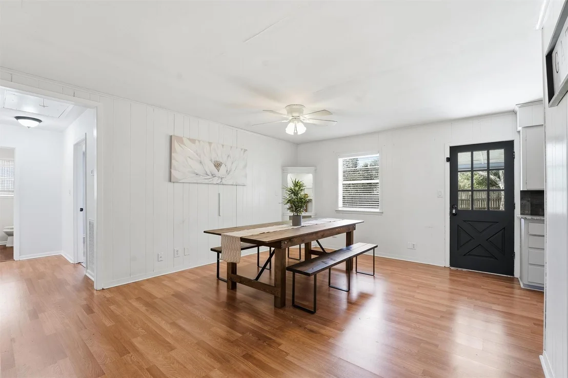 Photo of 2412 Airline Drive