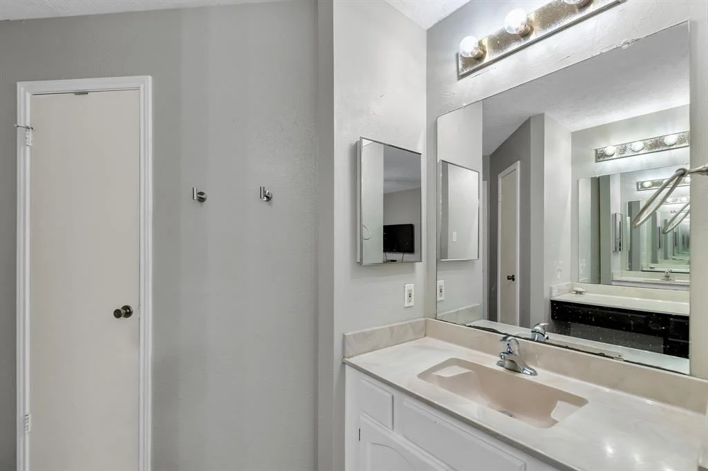 Photo of 6826 Bullinger Drive
