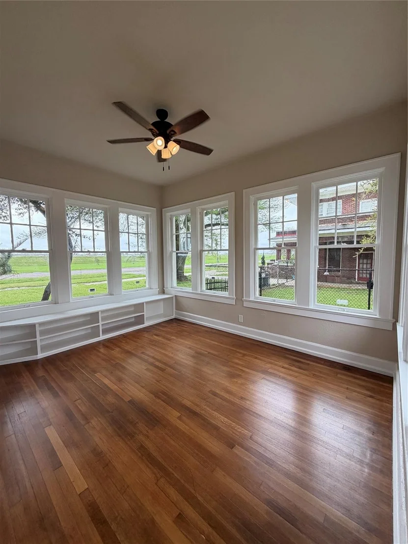 Photo of 2149 Lakeshore Drive