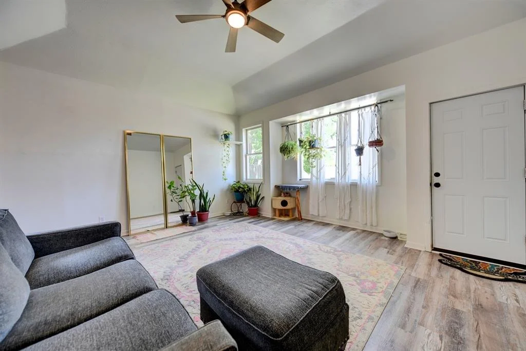 Photo of 213 N Austin Street