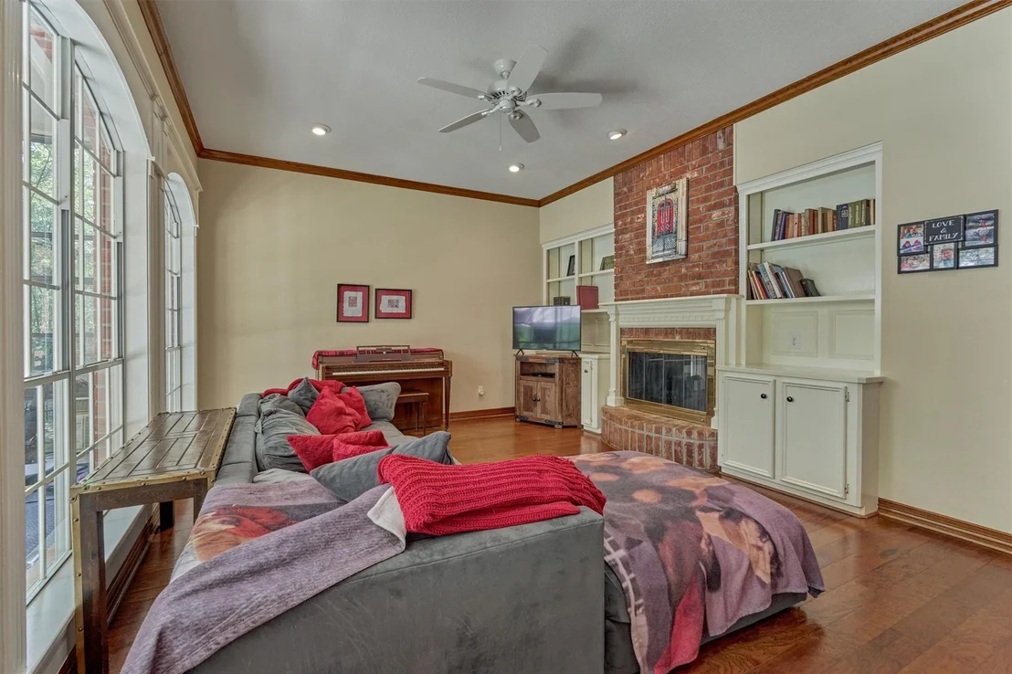 Photo of 115 E Shadowpoint Circle