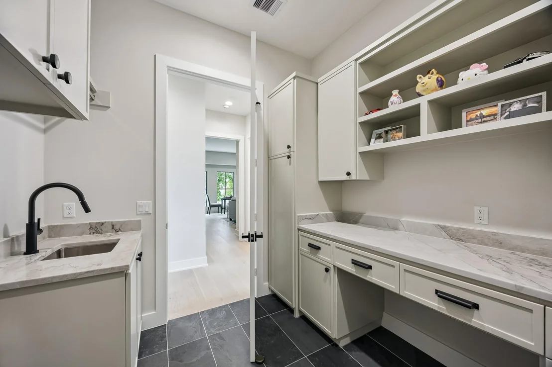 Photo of 2214 Chantilly Lane