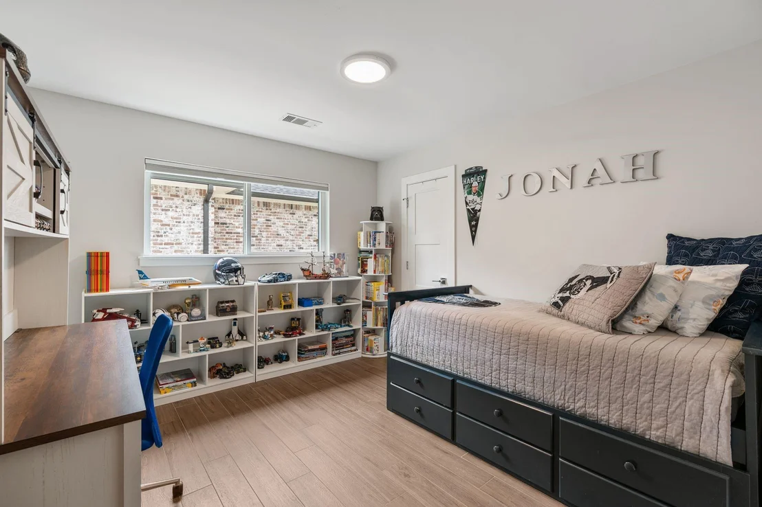 Photo of 842 W Forest Drive