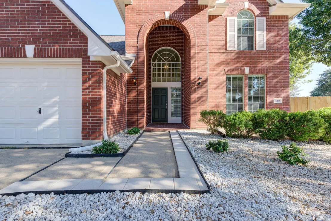 Photo of 18418 Lakeview Circle