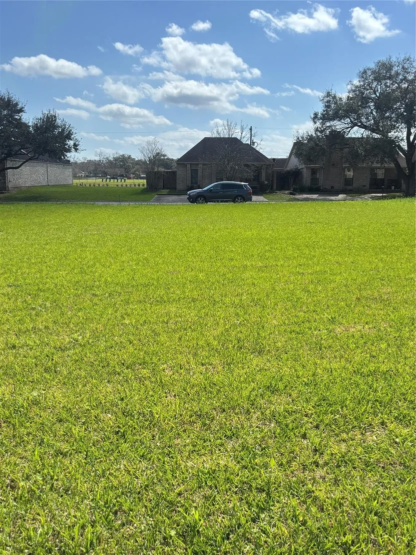 Photo of 305 Mayfair Circle