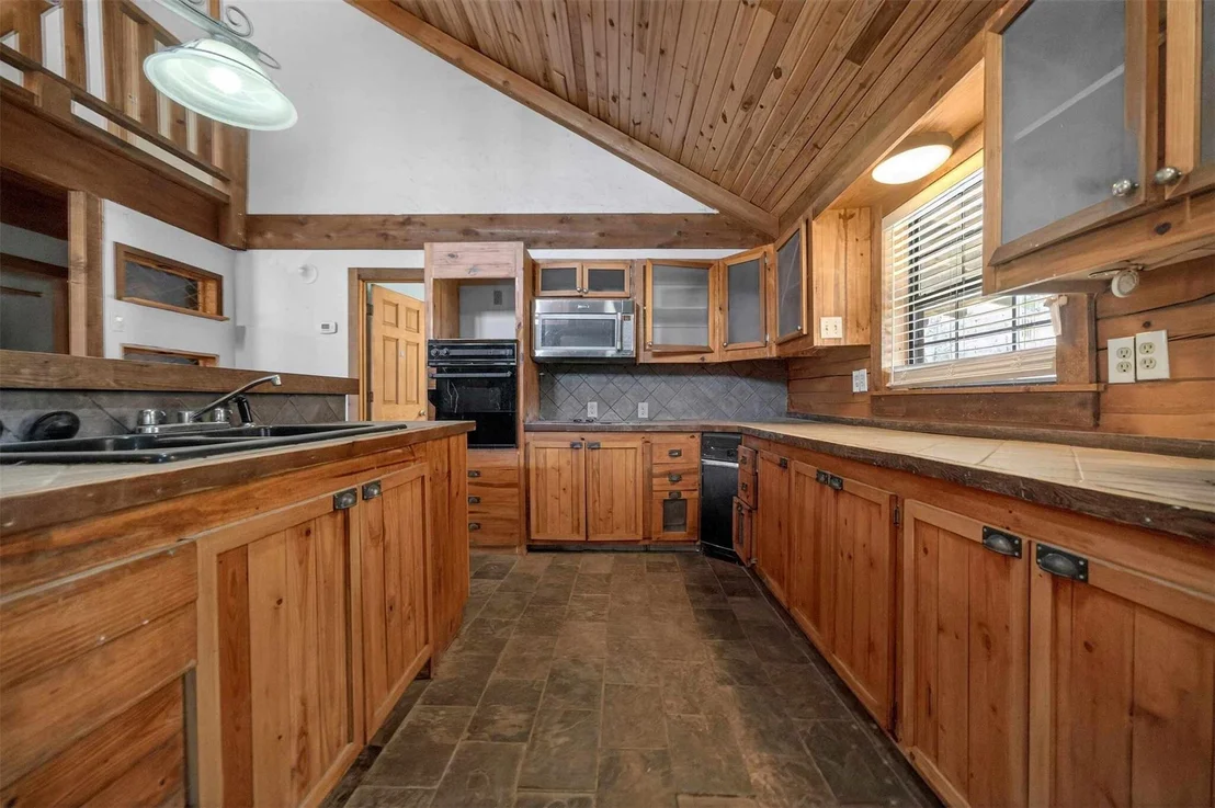 Photo of 18737 Saddleback Lane