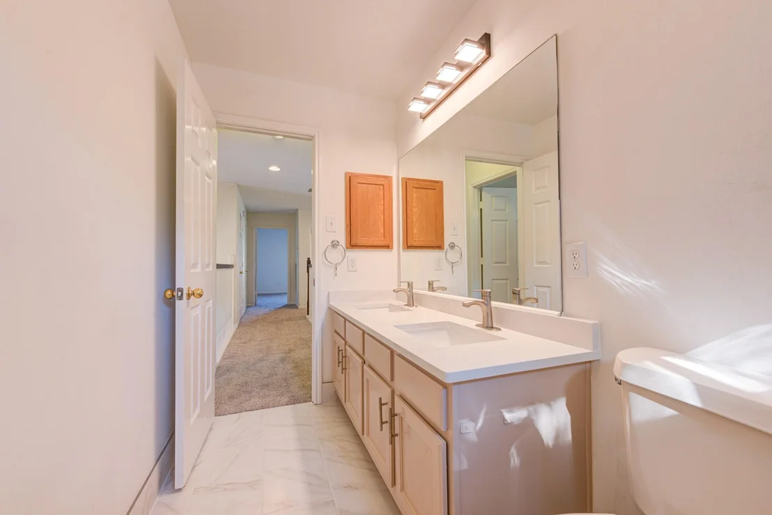 Photo of 18418 Lakeview Circle