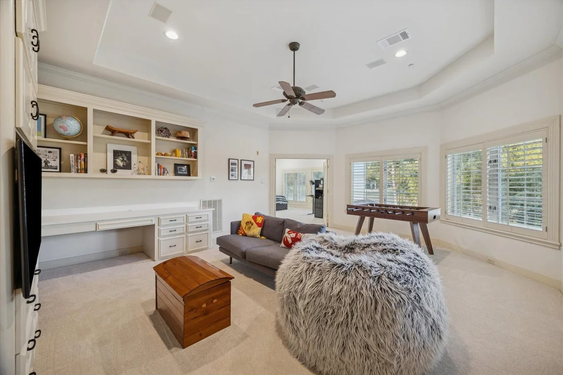 Photo of 47 N Regent Oak