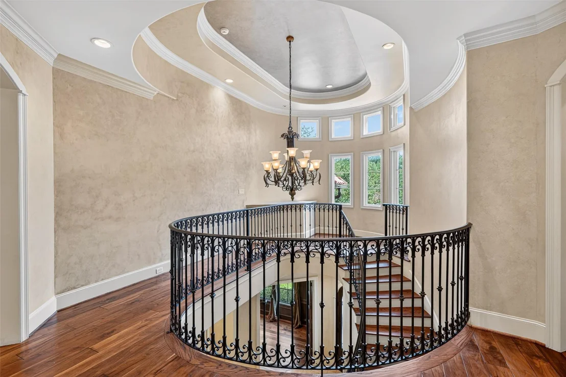 Photo of 2400 Avalon Place