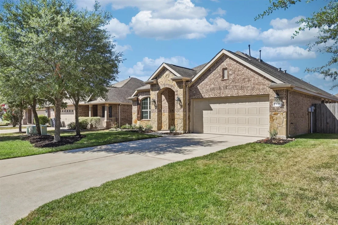 Photo of 637 Maple Point Drive E