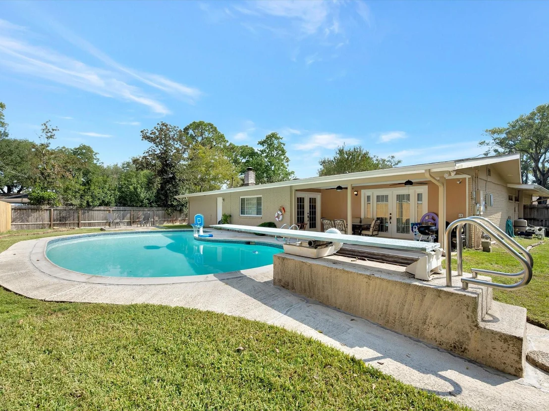 Photo of 1615 Redway Lane