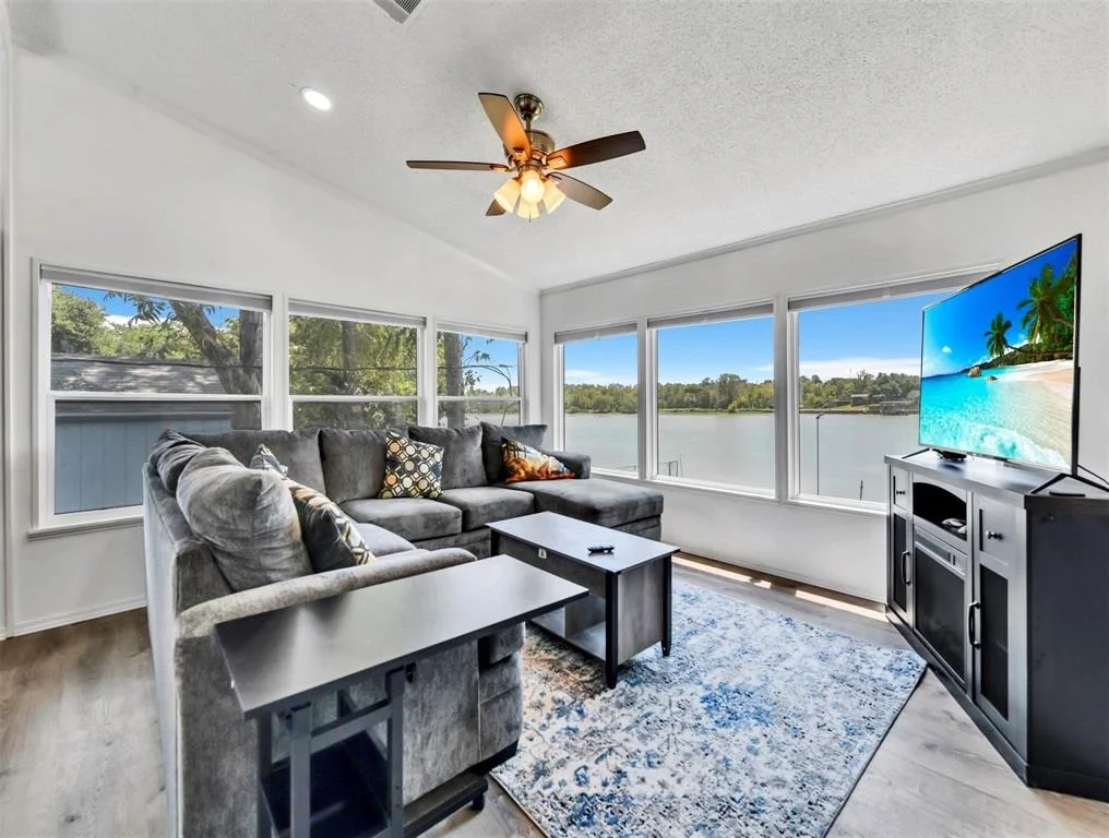 Photo of 336 River Oaks Drive