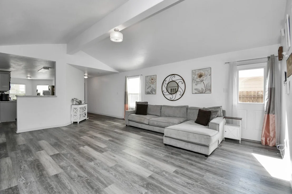 Photo of 985 Lake View Circle W