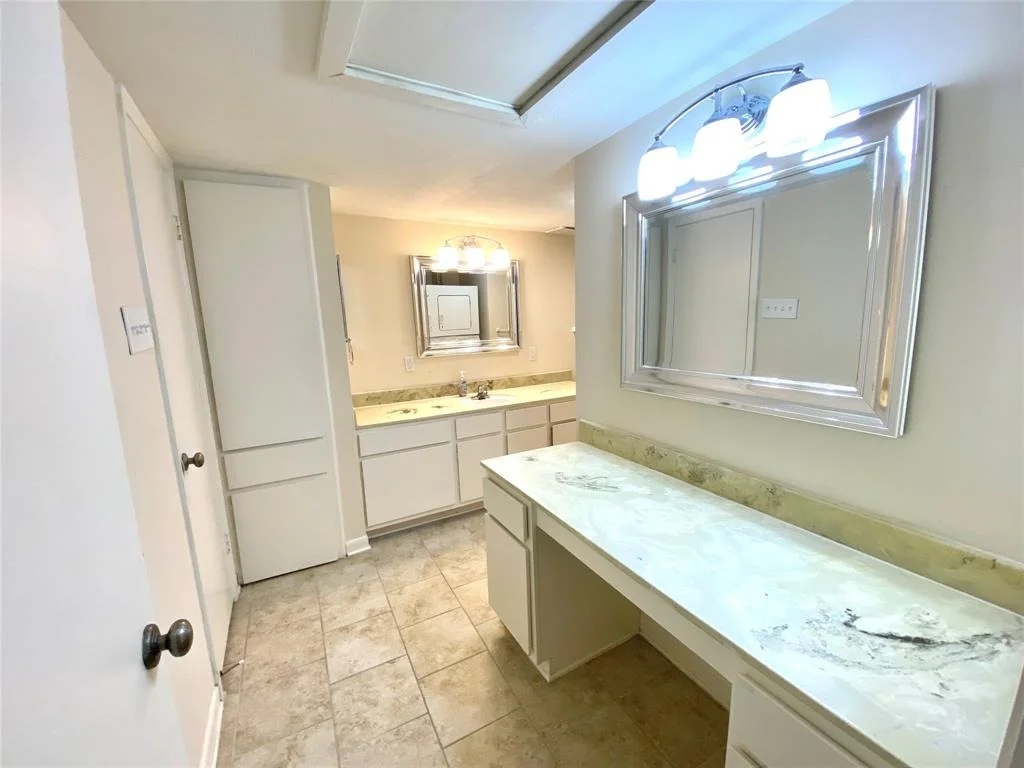 Photo of Unit 11 at 7575 Katy Freeway