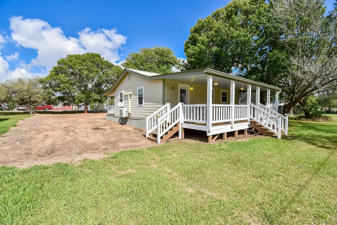 Photo of 1678 Bayview Drive