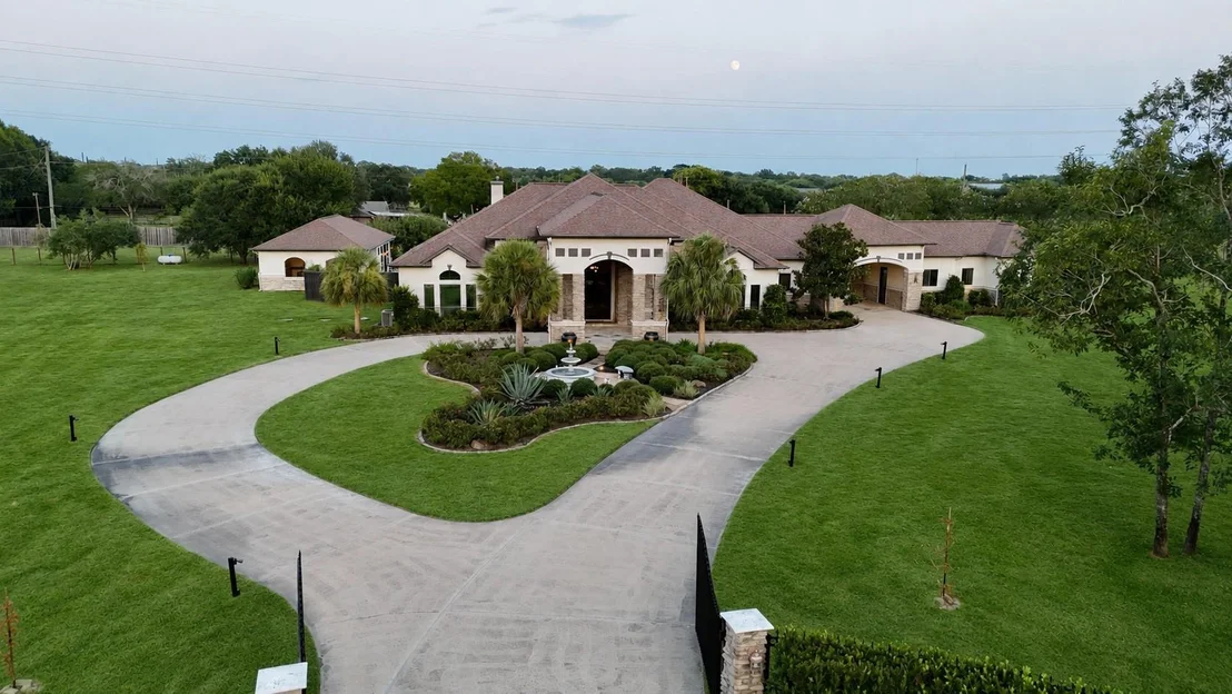 Photo of 6810 Anthonia Lane