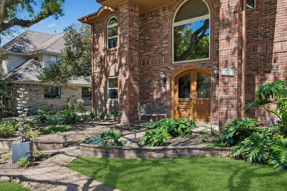 Photo of 1835 Raintree Circle