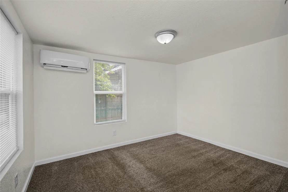 Photo of 726 W 6th Street