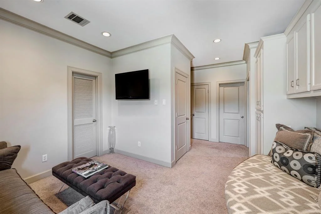 Photo of 702 Mulberry Lane