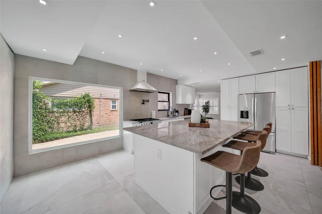 Photo of 1030 Chantilly Lane