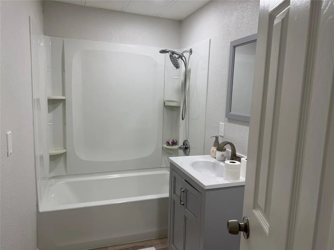 Photo of 585 River Oaks Drive