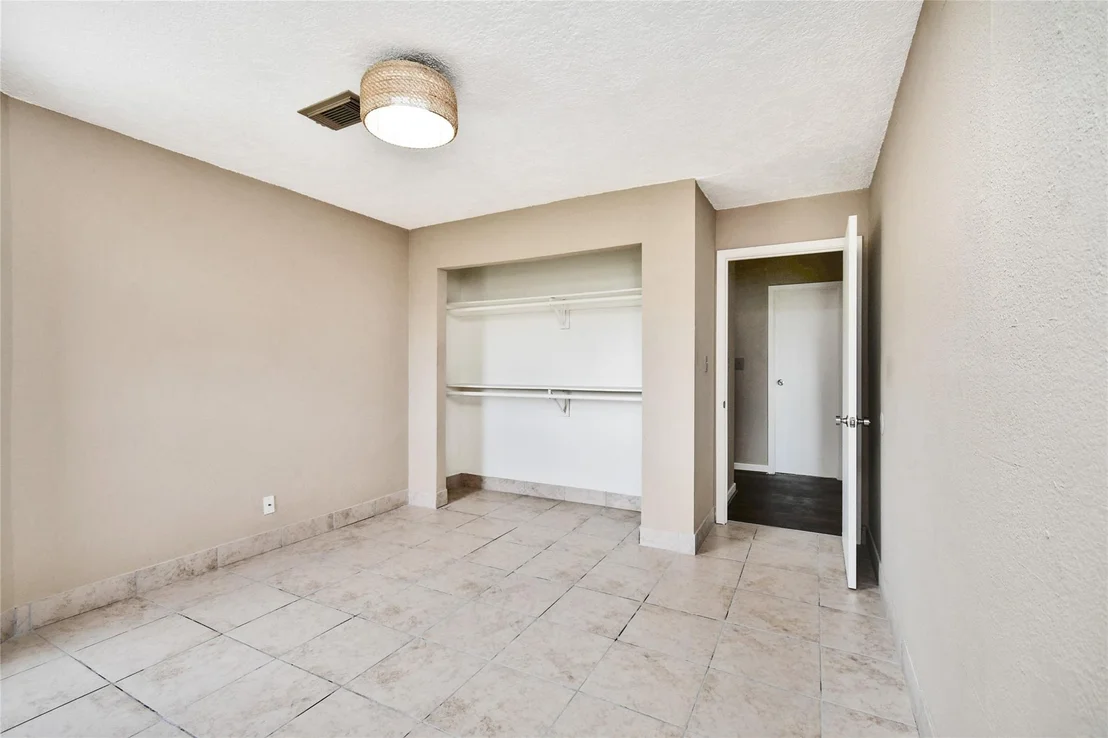 Photo of Unit 14A at 2501 Gulf Freeway