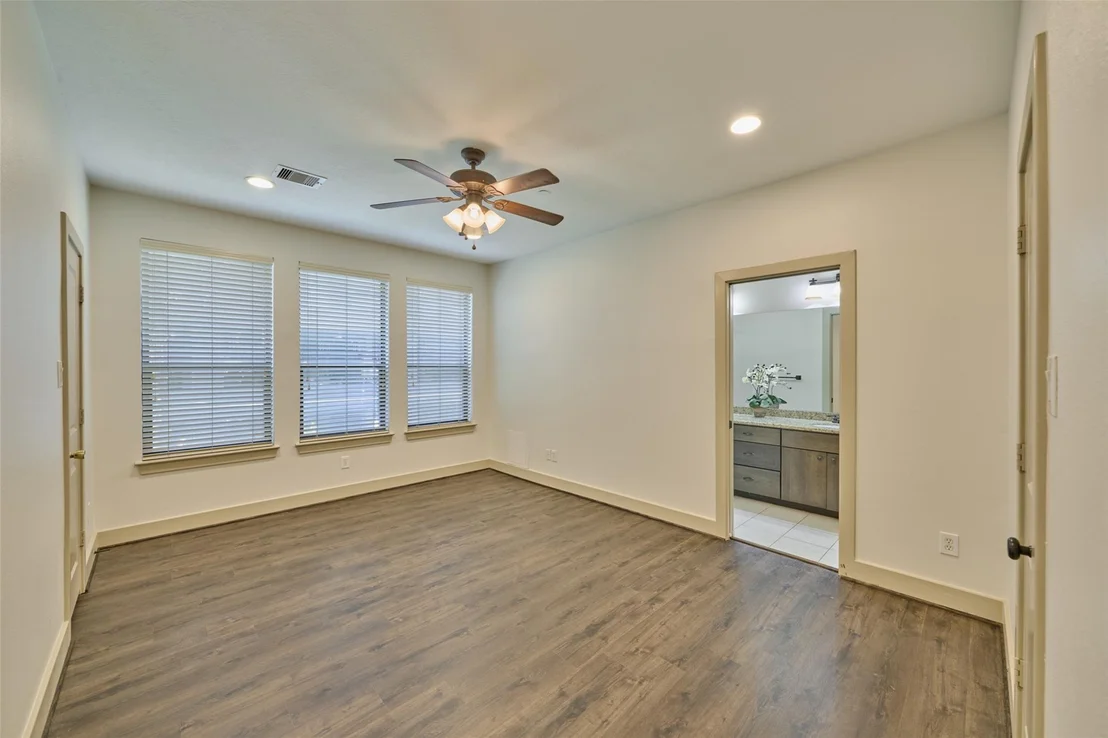 Photo of Unit E at 2422 Navigation Boulevard