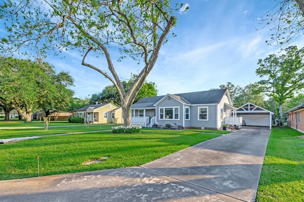 Photo of 820 Meadow Lane