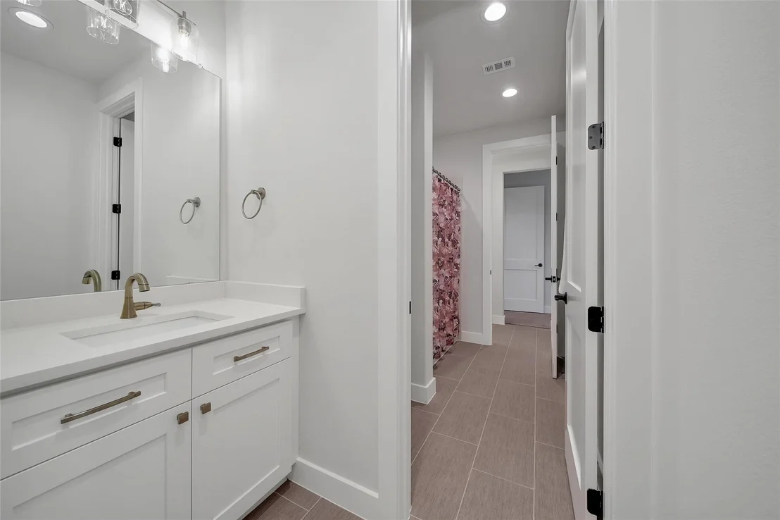 Photo of 16011 Bonjour Boulevard