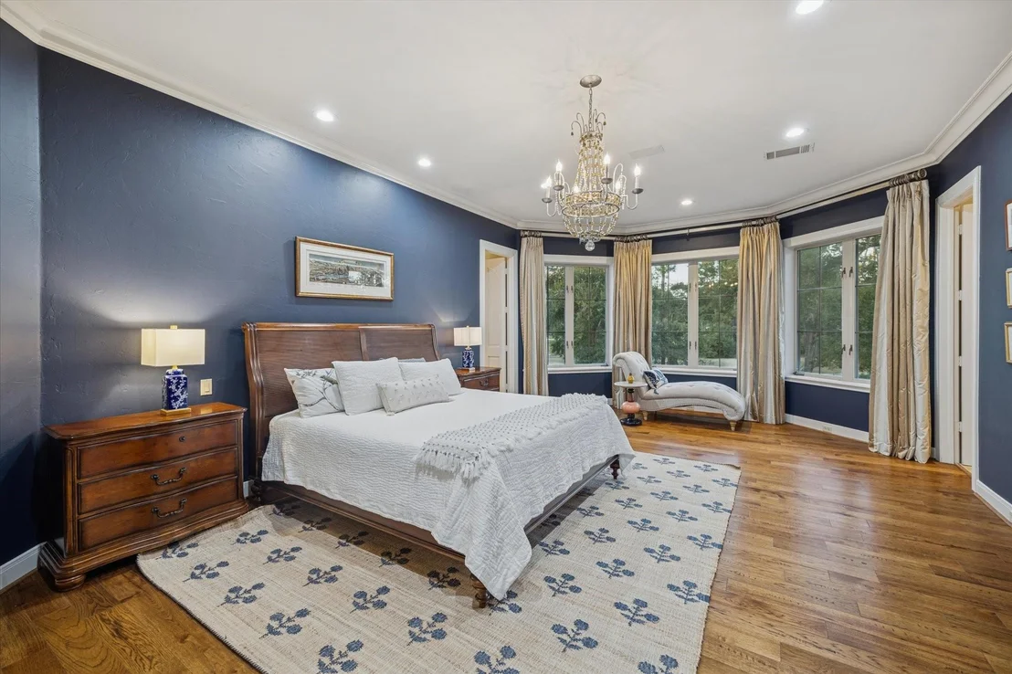 Photo of 47 N Regent Oak