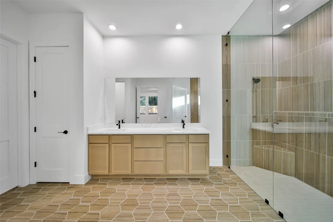 Photo of 352 Louvenia Court