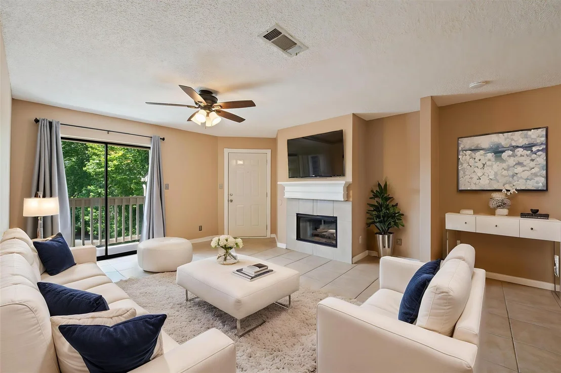 Photo of Unit 6A at 2501 Gulf Freeway