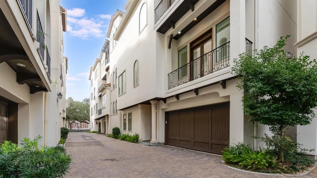 Photo of Unit E at 1700 Sunset Boulevard