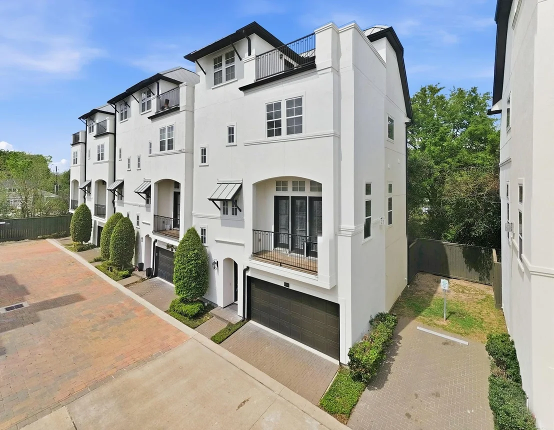 Photo of 8926 Lakeshore Bend Drive