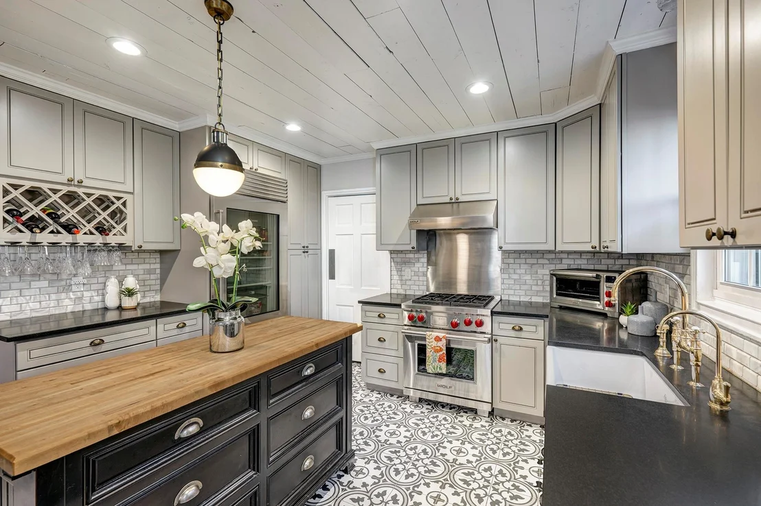 Photo of 2328 Dunstan Road