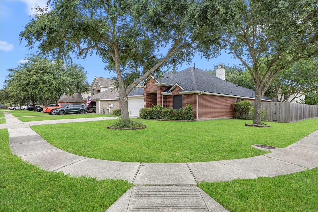 Photo of 212 Silverbrook Lane