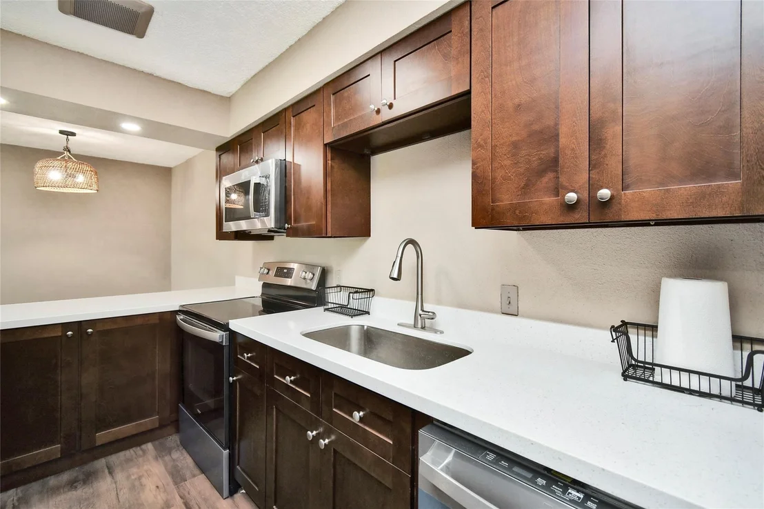 Photo of Unit 14A at 2501 Gulf Freeway