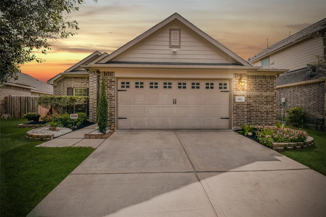 Photo of 652 Maple Point Drive E
