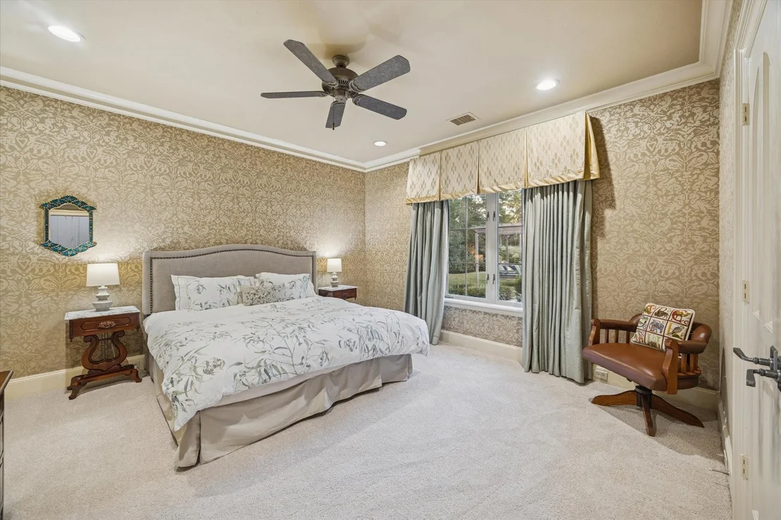 Photo of 47 N Regent Oak