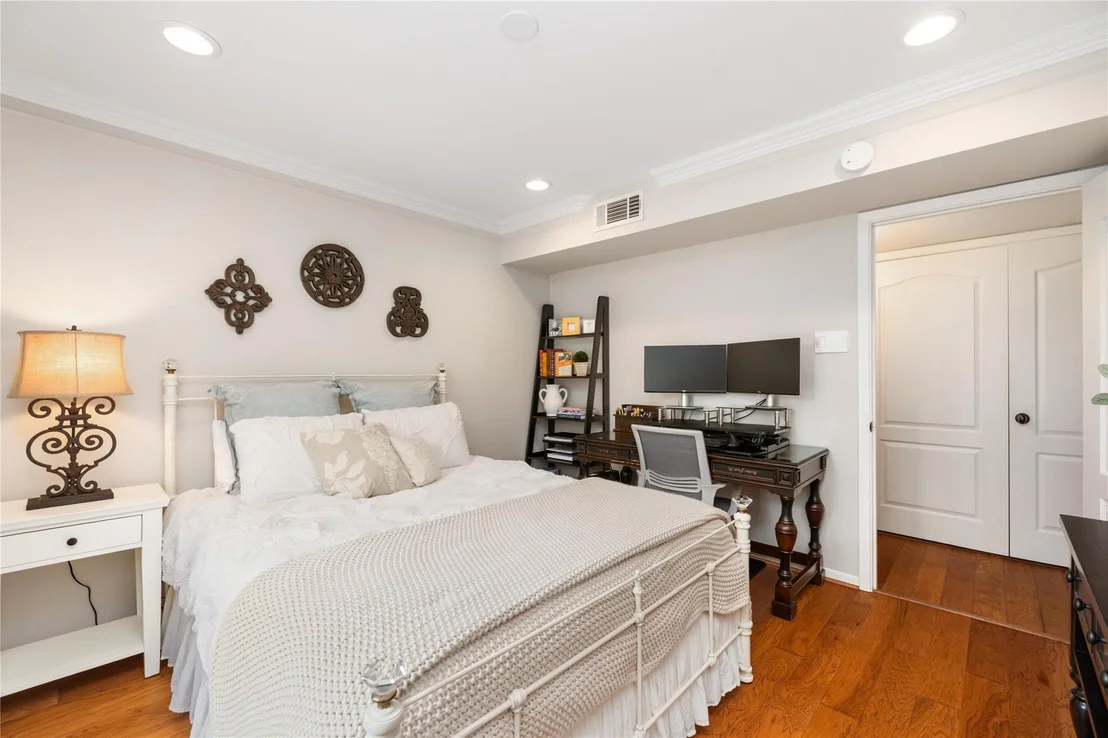Photo of Unit 112 at 7575 Katy Freeway