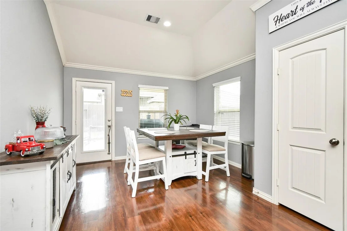 Photo of 652 Maple Point Drive E