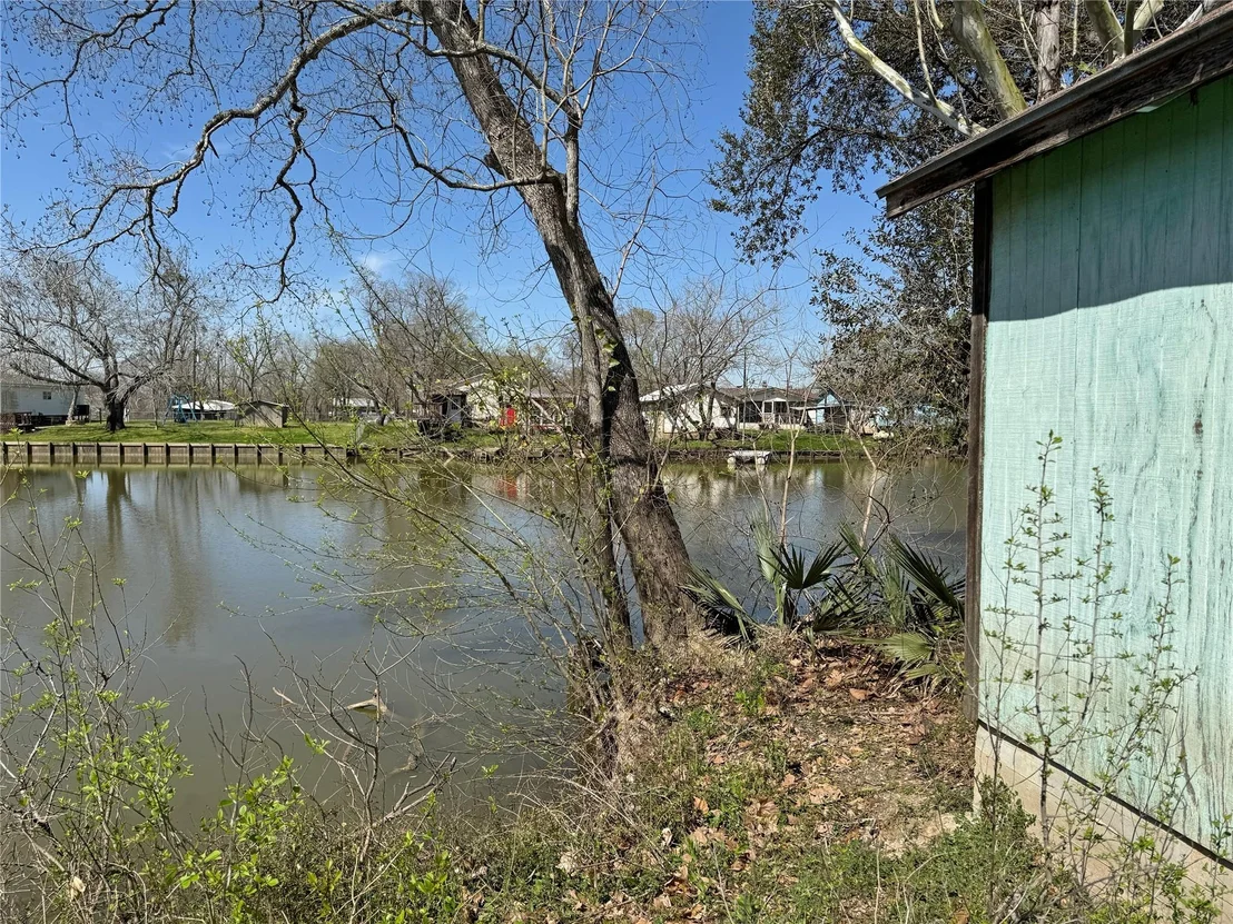 Photo of 585 River Oaks Drive