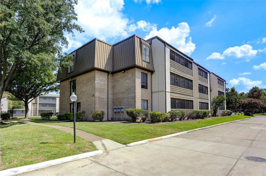 Photo of Unit 21 at 3055 Walnut Bend Lane