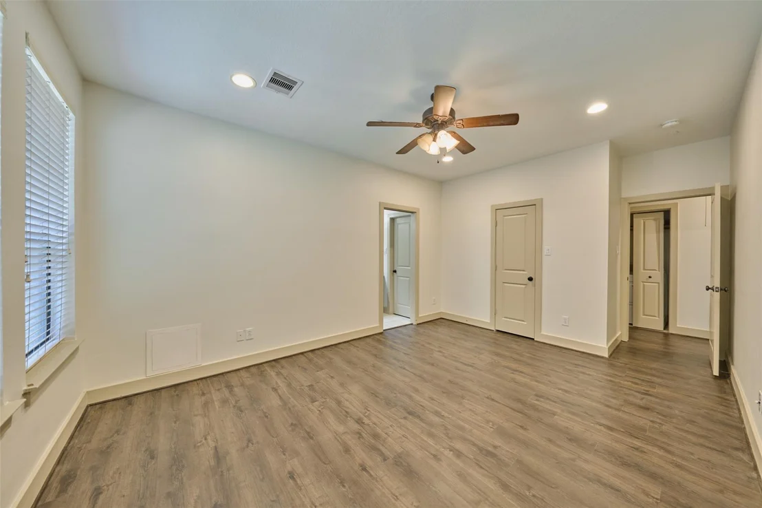 Photo of Unit E at 2422 Navigation Boulevard