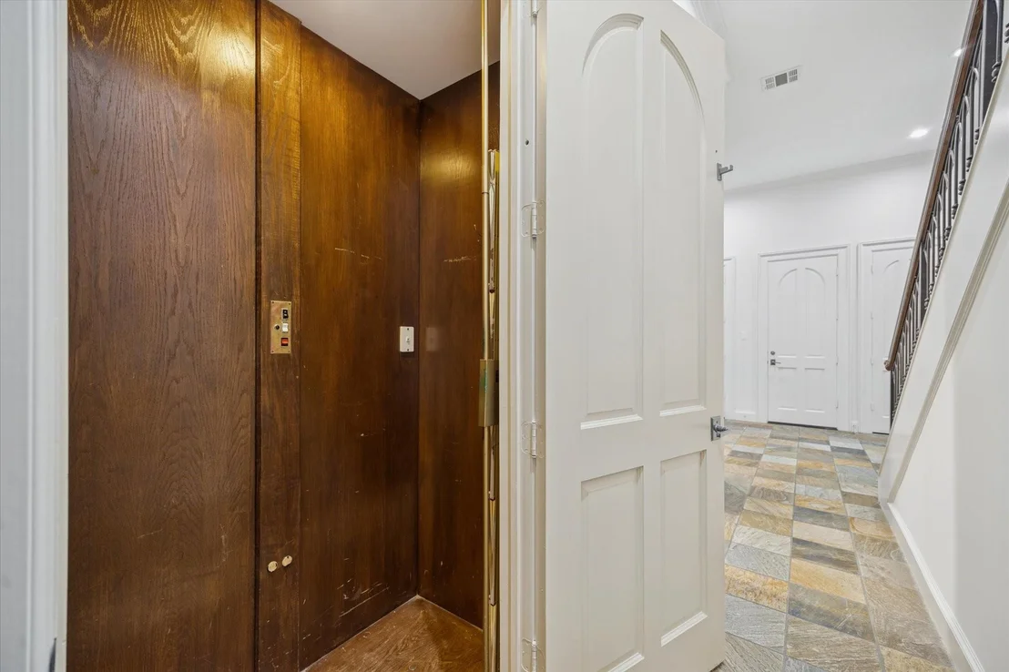 Photo of 47 N Regent Oak