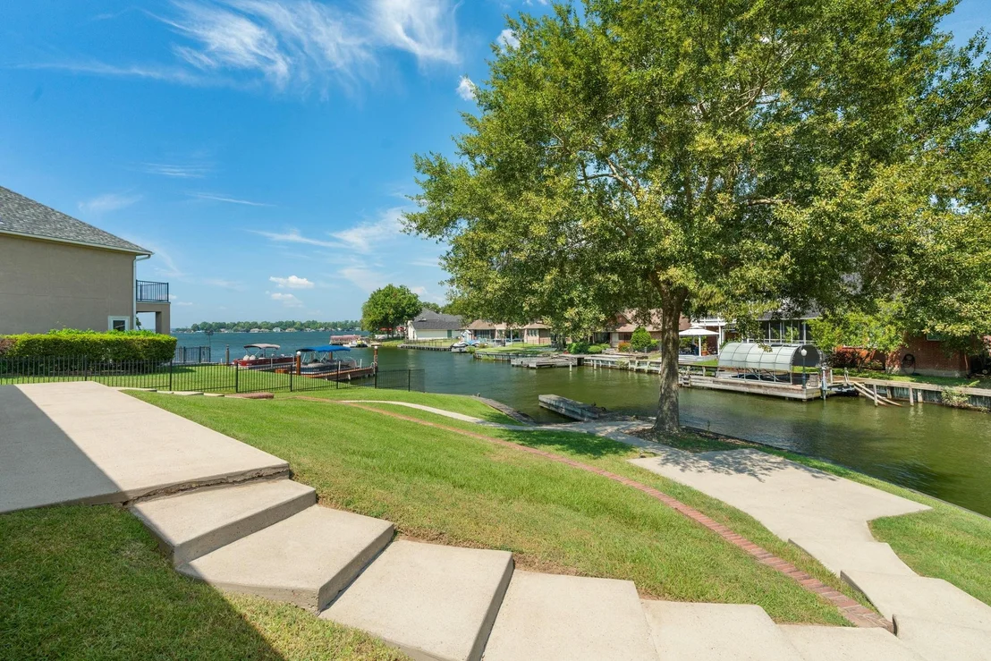 Photo of 5442 Lakeshore Drive