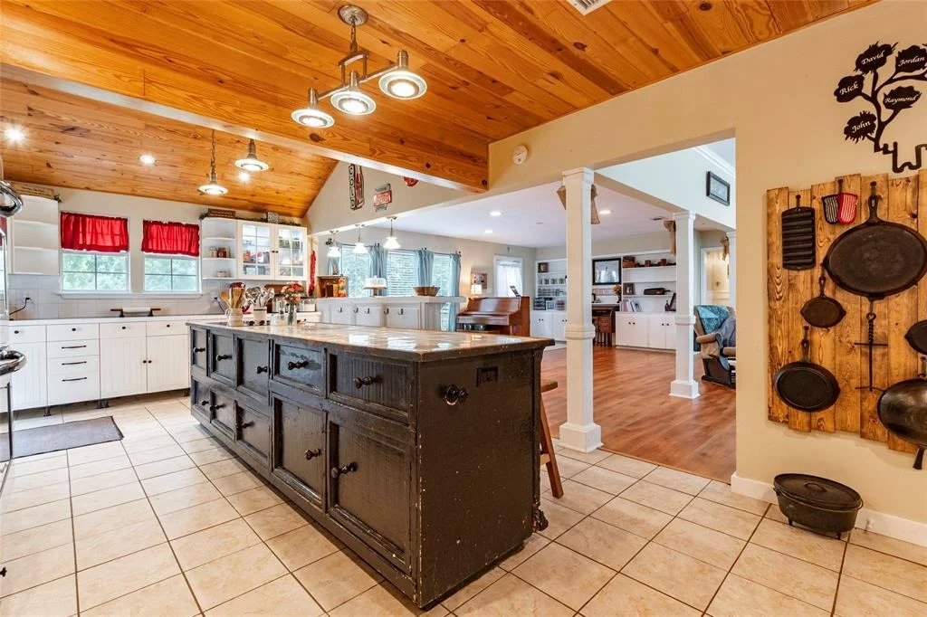 Photo of 830 Lily Lane